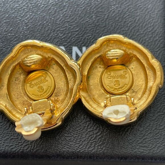 Vintage CHANEL Gold CC Clip-On Earrings - Picture 3 of 5